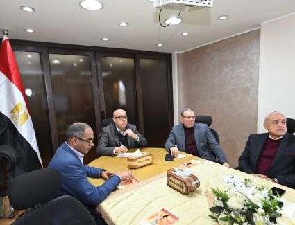 وزير الإسكان يتابع موقف خدمات مياه الشرب والصرف الصحي بمقر الشركة في الجيزة