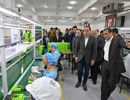 رئيس الوزراء يزور مصنع «وادي السيليكون» للصناعات الإلكترونية بالسخنة.. صور