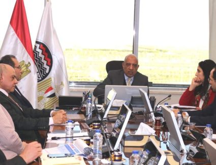 وزير قطاع الأعمال العام يستعرض الجدول الزمني لبدء تشغيل مصانع مشروع القومي لتطوير صناعة الغزل والنسيج