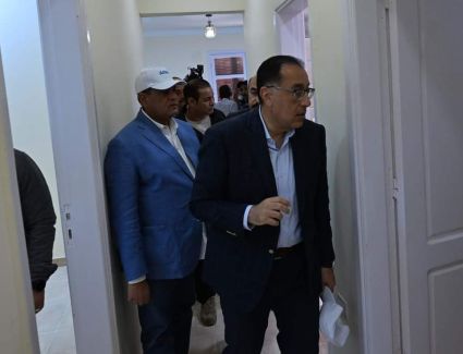 رئيس الوزراء يتفقد عمارات 《سكن كريم》 بقرية فارس بكوم أمبو
