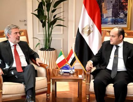  وزير التجارة يبحث مع سفير إيطاليا بالقاهرة فرص تعزيز التعاون الاقتصادي بين البلدين
