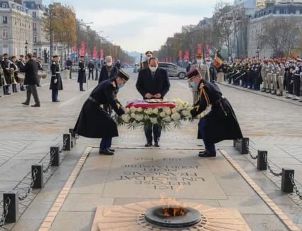 الرئيس السيسي يضع اكليل من الزهور علي قبر الجندي المجهول بالعاصمة باريس