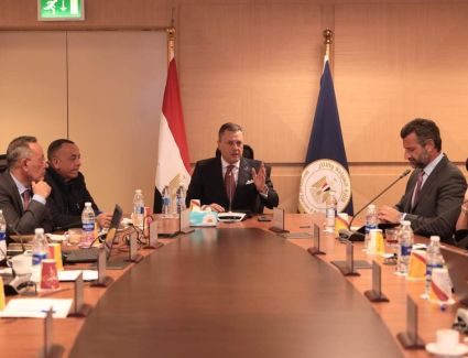 وزير السياحة والآثار يبحث سبل التعاون مع مسئولي شركة META العالمية