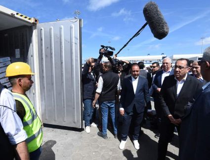 رئيس الوزراء من ميناء إسكندرية: بدء إجراءات استيراد 300 ألف طن سكر