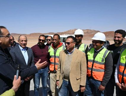 رئيس الوزراء يجرى حوارا مع العاملين بمشروع تطوير وتوسعة مطار سانت كاترين