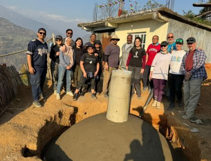 متطوعون من جامعة جورجتاون قطر يبنون وحدة توليد غاز حيوي في نيبال 