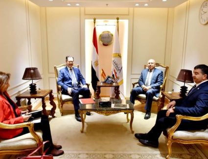 وزير النقل يبحث مع السفير الاسباني بالقاهرة التعاون في مجال إدارة وتشغيل وصيانة الموانئ 