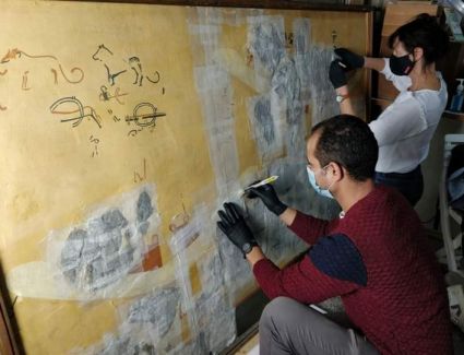 ترميم رسم جداري الخاص بالمقبرة رقم 100 بمنطقة الكوم الاحمر والموجودة بالمتحف المصري 