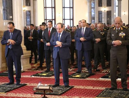 الرئيس السيسي يؤدي صلاة الجمعة بمسجد المشير بمناسبة ذكري العاشر من رمضان