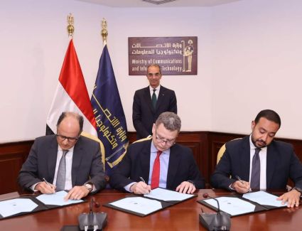 وزير الاتصالات يشهد توقيع عقود تنفيذ مشروع تطوير أجهزة «راوتر» الداعمة للإنترنت الأرضي فائق السرعة