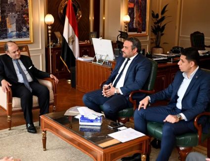 وزير التجارة يستعرض فرص ومقومات الاستثمار في مصر مع شركة هيات