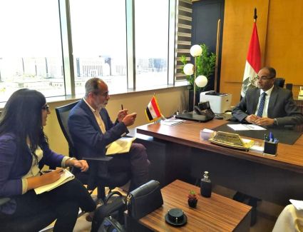 وزير الإسكان يتابع آليات التعاون مع البنك الدولي بمشروعات مياه الشرب والصرف الصحي