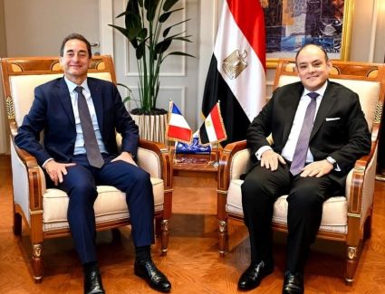 وزير الصناعة يلتقي السفير الفرنسي بالقاهرة لبحث أوجه التعاون الاقتصادي