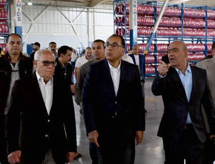 «مدبولي» يتفقد مجمع مصانع «بيراميدز» لتصنيع الإطارات ومنتجات المطاط بالمنطقة الصناعية ببورسعيد