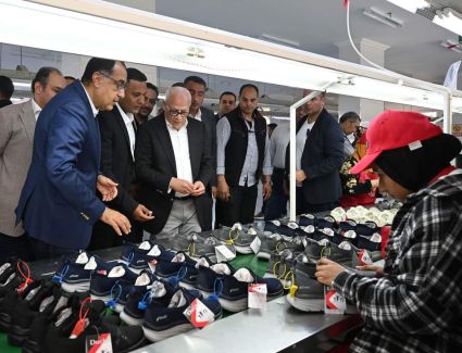رئيس الوزراء يتفقد 3 مصانع  للصناعات الغذائية وتكرير وتعبئة الزيوت والأحذية ببورسعيد