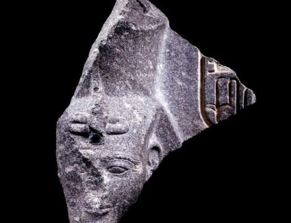 رأس تمثال الملك رمسيس الثاني تصل مصر بعد استعادتها من سويسرا