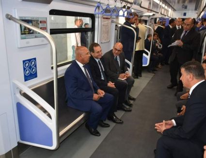 وزير النقل والسفير الفرنسي يستقلان  القطار الكهربائي الخفيف LRT والخط الثالث للمترو  
