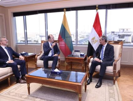 وزير الاتصالات ونظيره الليتوانى يبحثان التعاون في مجالات التعهيد والبريد والذكاء الاصطناعي 