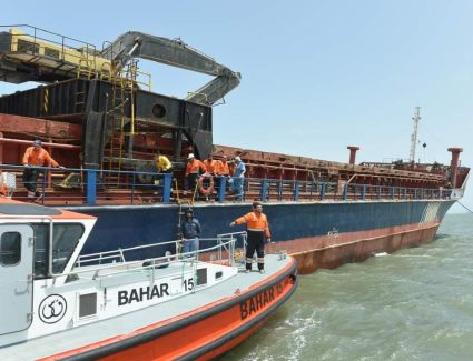  إنقاذ سفينة وطاقمها من الغرق قبل عبورها لقناة السويس.. صور