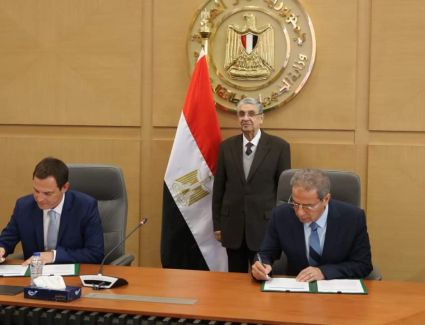 وزير الكهرباء يشهد توقيع بروتوكول تعاون بين  «القابضة لكهرباء» و«شنايدر اليكتريك» لتحسين الفقد الفني بشبكة الجهد المتوسط