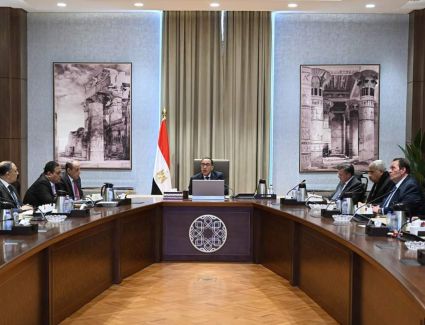 رئيس الوزراء يبحث مع المُستثمرين صياغة رؤية وطنية لدفع حركة السياحة الوافدة إلى مصر