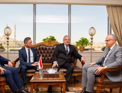 وزير الري يلتقى سفير دولة بيرو في مصر لبحث تعزيز التعاون بين البلدين في مجال المياه