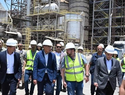 رئيس الوزراء يتفقد مصنع الشركة الوطنية للزيوت النباتية