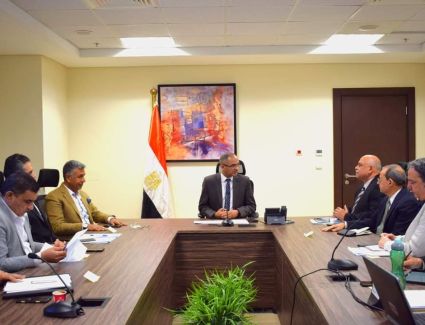 وزير الإسكان يتابع موقف إدارة الحمأة الناتجة من محطات الصرف الصحي وإعادة استخدامها في توليد الطاقة