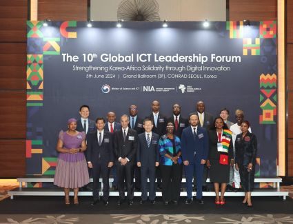 عمرو طلعت يبحث مع نظيره بجمهورية كوريا فتح آفاق للتعاون بمجالات الرقائق الالكترونية والذكاء الاصطناعى