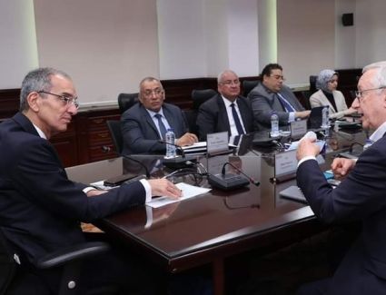 وزير الاتصالات يبحث مع مسؤولى نوكيا العالمية التوسع فى تصنيع الهواتف بمصر والتصدير للخارج