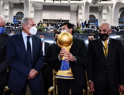 وصول كأس العالم لكرة اليد إلى ستاد القاهرة لتسليمه للفائز من مباراة السويد والدنمارك