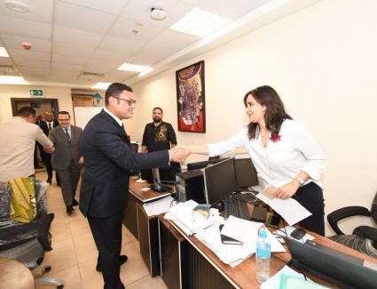 وزير الإسكان يتفقد مكاتب القطاعات المختلفة بمقر الوزارة