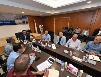 وزير الإسكان يتابع مع الشركات العاملة بمشروعات مدينة العلمين الجديدة الموقف التنفيذي.. ودفع معدلات الإنجاز