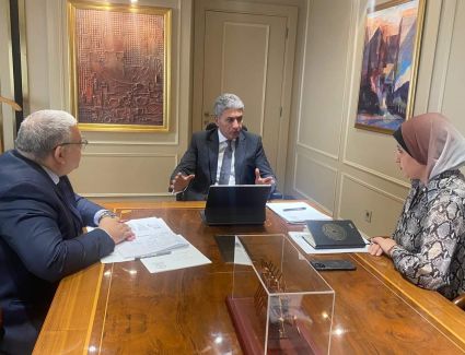 وزير السياحة يواصل اجتماعاته المكثفة مع قيادات الوزارة والهيئات التابعة لها لوضع خطط العمل خلال الفترة المقبلة