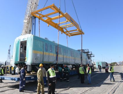 وزير النقل يعلن وصول سادس قطار مترو أنفاق مكيف جديد إلى ميناء الإسكندرية 