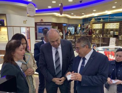 وزير الطيران المدني يتابع سير العمل وإنتظاميه تشغيل الرحلات الجوية