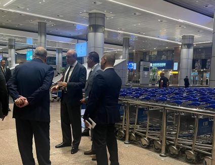 وزير الطيران المدني يتابع تيسير إجراءات السفر والوصول مواقع العمل