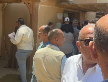 وزير الكهرباء يقف في الطابور للحصول على خدمة تركيب عداد جديد..صور