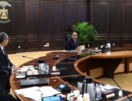 رئيس الوزراء يتابع ملف توطين صناعة الهواتف المحمولة بمصر