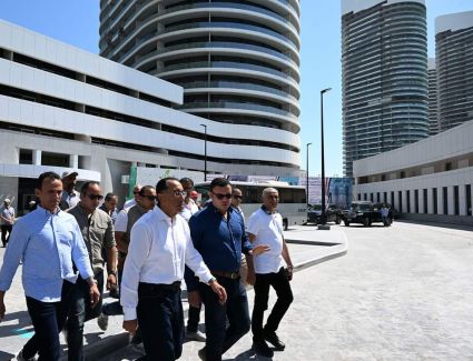 رئيس الوزراء يتفقد عددا من الوحدات السكنية والشاليهات التي يتم تسليمها اليوم بمدينة العلمين الجديدة