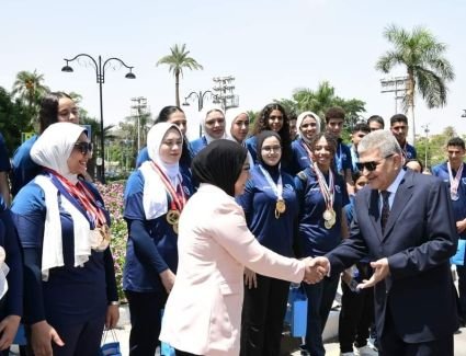 الفريق أسامة ربيع يكرم البطلة الأولمبية سارة سمير.. ويؤكد دعم قناة السويس لأبطال مصر