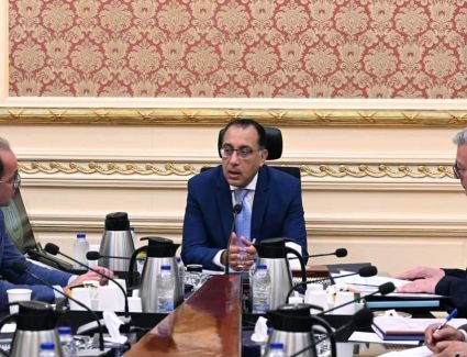 رئيس الوزراء يتابع إجراءات توفير المنتجات البترولية وخطوات زيادة حجم الإنتاج