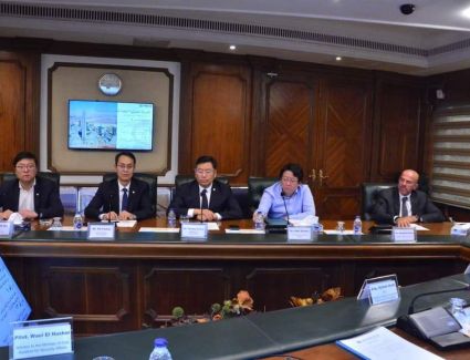 وزير الطيران المدني يبحث تطوير منظومة المطارات المصرية مع شركة صينية