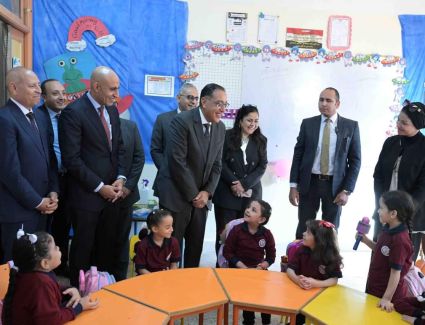 رئيس الوزراء يزور مدرسة السلام الرسمية المتميزة للغات