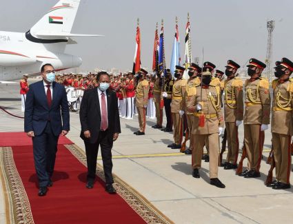 رئيس الوزراء يستقبل نظيره السوداني بمطار القاهرة