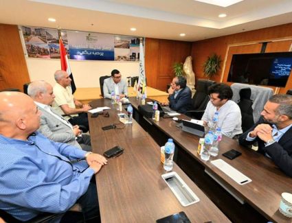 وزير الإسكان يتابع مع مسئولى شركة «سيتى إيدج» معدلات تسليم الوحدات السكنية لحاجزيها بمدينة العلمين الجديدة