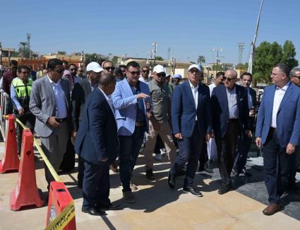 رئيس الوزراء يتابع أعمال تطوير كورنيش البر الغربي والممشى الزجاجي
