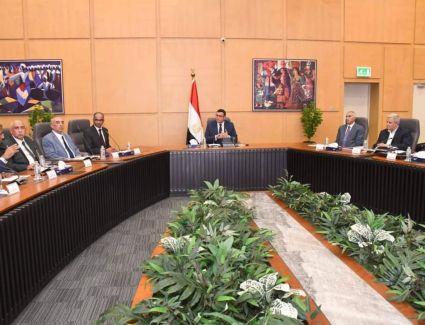 وزير الإسكان يستعرض موقف مشروعات مياه الشرب والصرف الصحى المقرر الانتهاء منها يونيو المقبل