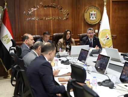 وزراء التنمية المحلية والتموين والزراعة يعقدون اجتماعاً مع المحافظين لمتابعة توافر السلع الغذائية للمواطنين  بالمحافظات