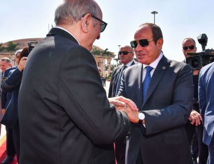 الرئيس السيسي يودع نظيره الجزائري في مطار القاهرة الدولي